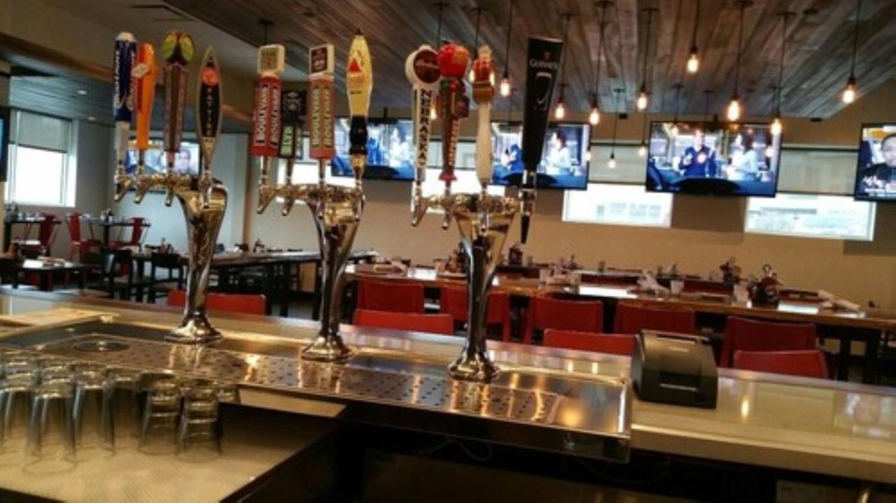 奥马哈市区机场假日酒店 外观 照片